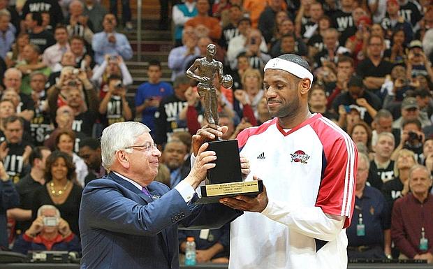 Il campione - Il commissioner della Nba David Stern premia LeBron James con il trofeo di Mvp 2009 prima di Cleveland Cavaliers-Atlanta Hawks. Reuters